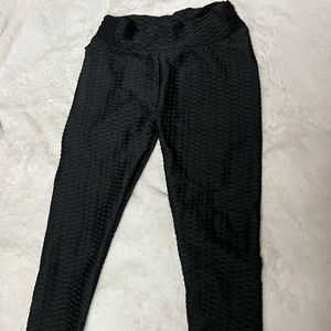 Black leggings, scrunch on the butt, they them leggings from tiktok